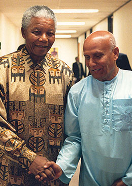 Präsident Mandela mit Sri Chinmoy im Präsidenten-Palast in Pretoria.jpg