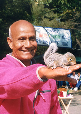 Sri Chinmoy läuft auf der Bahn